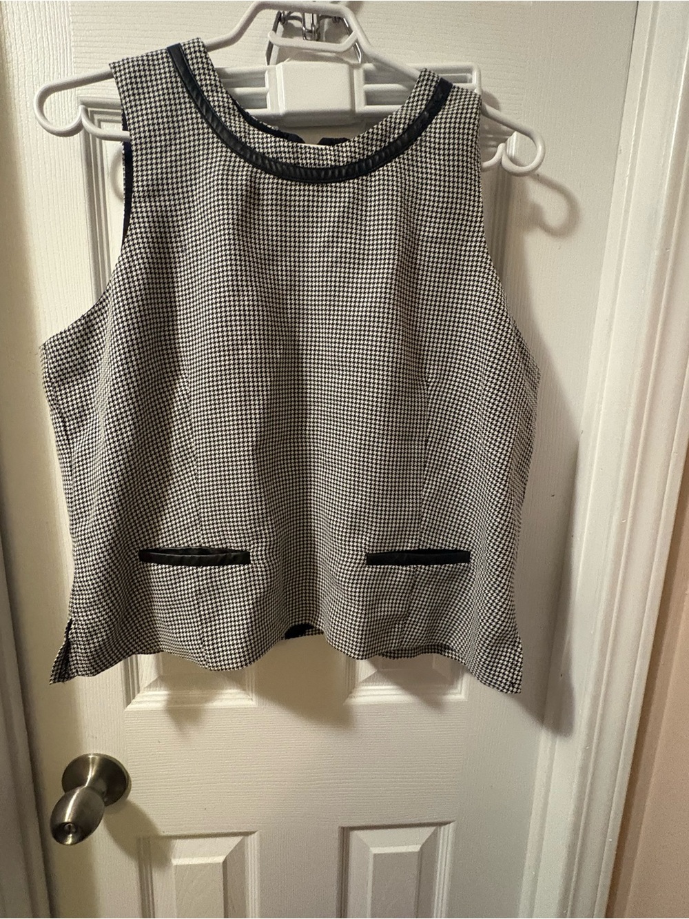 Women's Black & White Houndstooth Sleeveless Shell Tank